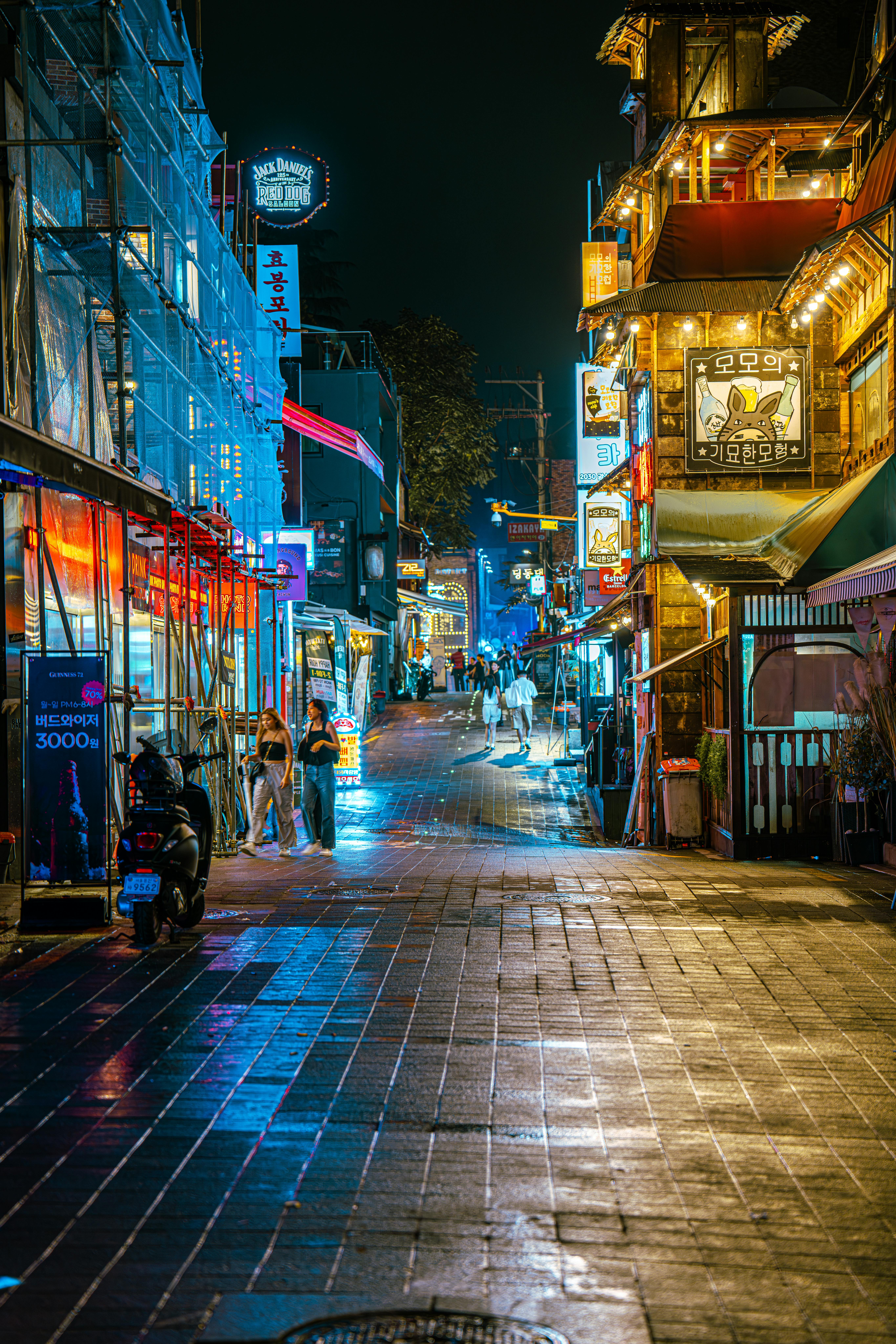 Busy streets of Seoul at night