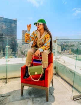 Fashionable woman in vibrant outfit posing on a rooftop in Ciudad de México, showcasing modern urban style.