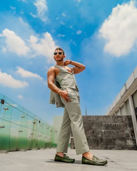 Fashionable man posing on a rooftop in Ciudad de México, showcasing summer style.