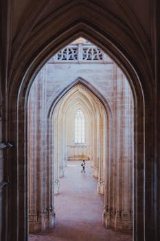 柔和的自然光透过错综复杂的哥特式拱门和建筑
