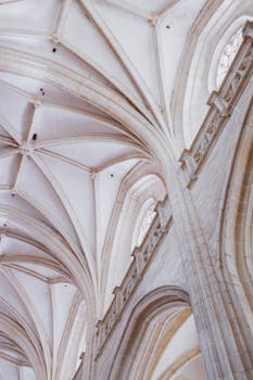 建筑大师展示了错综复杂的哥特式拱形天花板