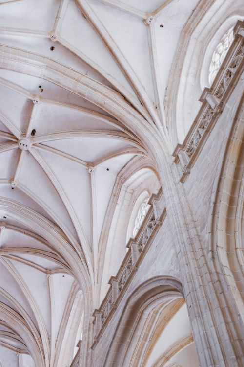 Free Intricate gothic vaulted ceiling showcasing architectural mastery. Stock Photo