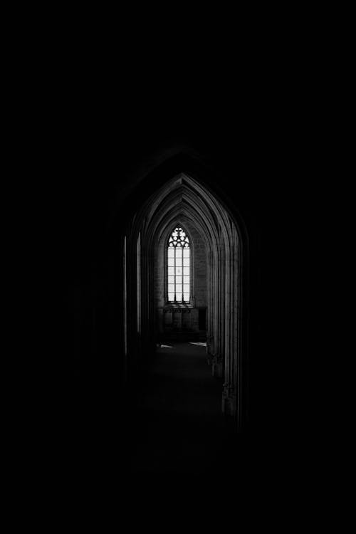 黑暗走廊的單色照片