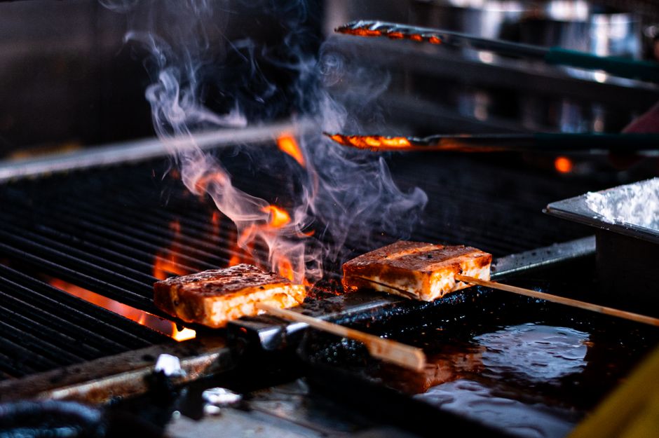 Grillede seitanspyd med karamelliseret skorpe på grill