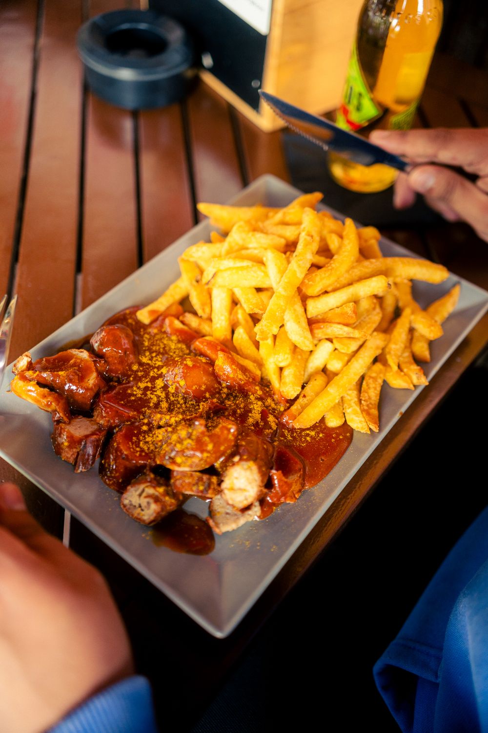 Symbolbild: Currywurst mit Pommes