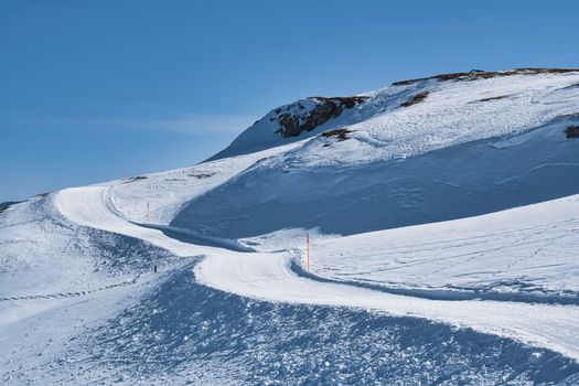 Eindrucksvolle Automobil-Aufnahme mit Himmel & Straße