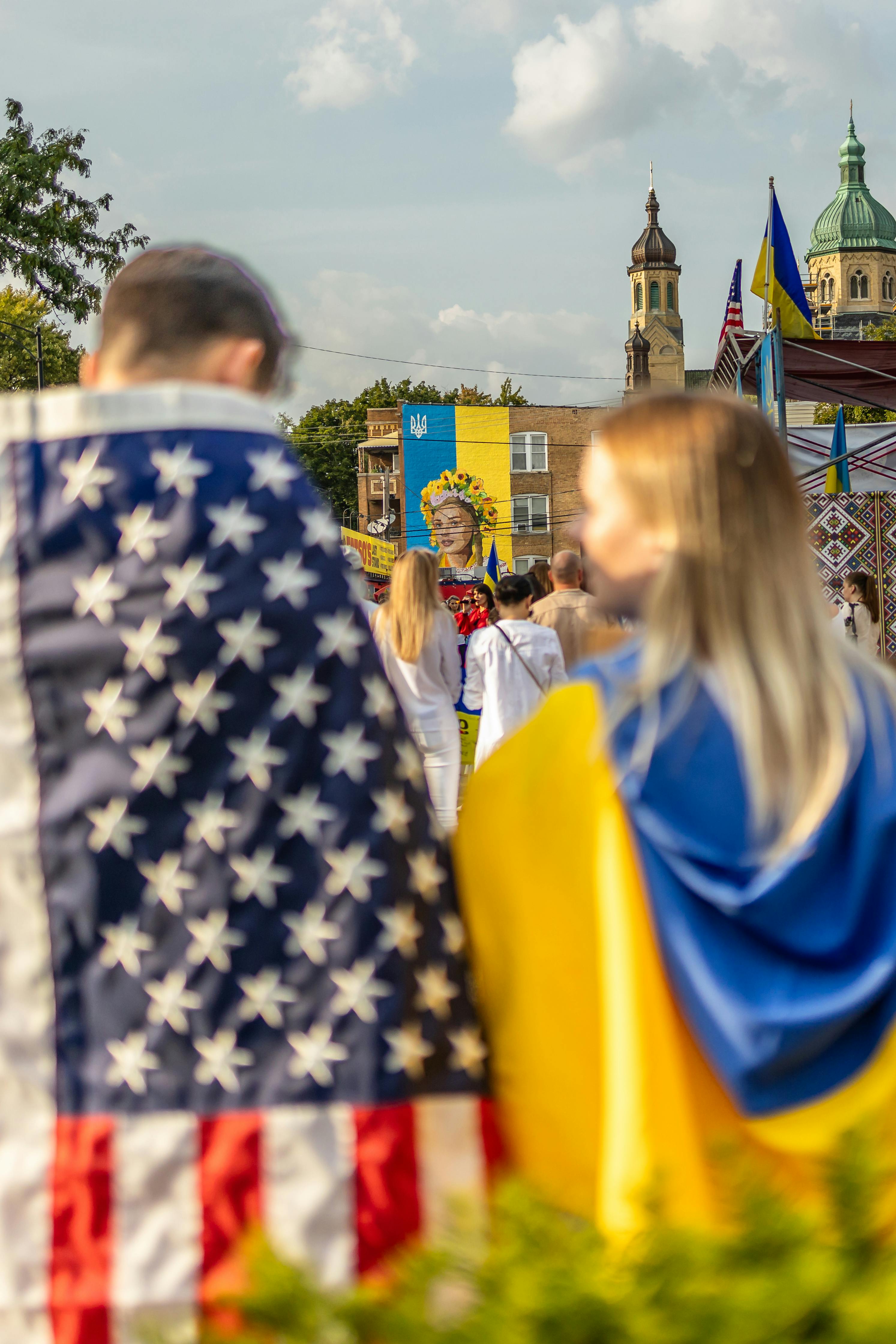 ingyenes Zászlókba burkolt emberek egy szabadtéri kulturális fesztiválon. Stockfotó