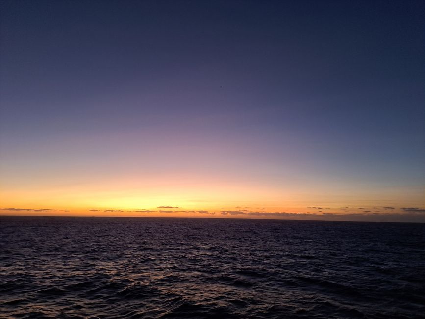 Serene ocean sunset with a vibrant gradient sky, perfect for travel and nature lovers.