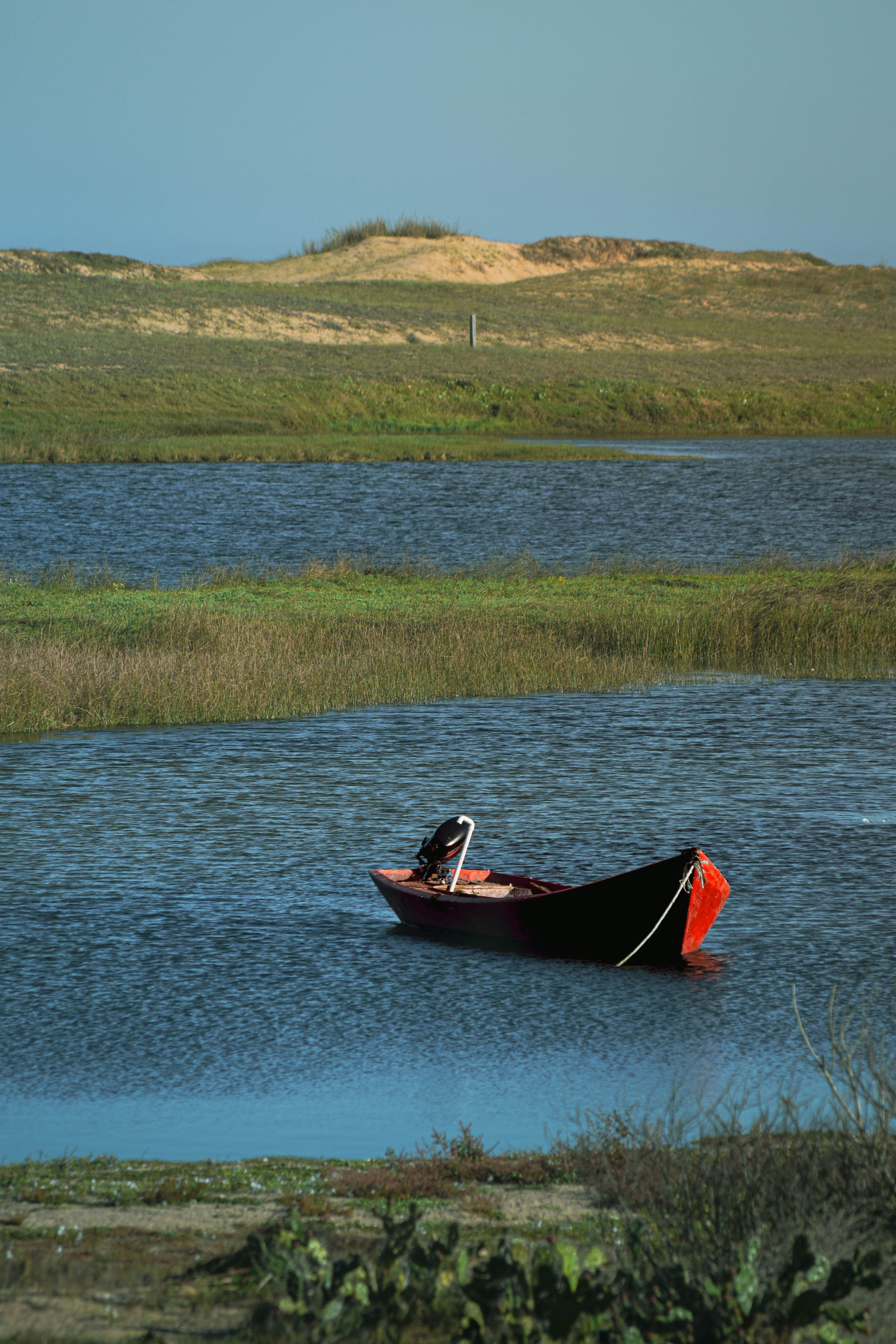 bote descansando en la laguna · Free Stock Photo