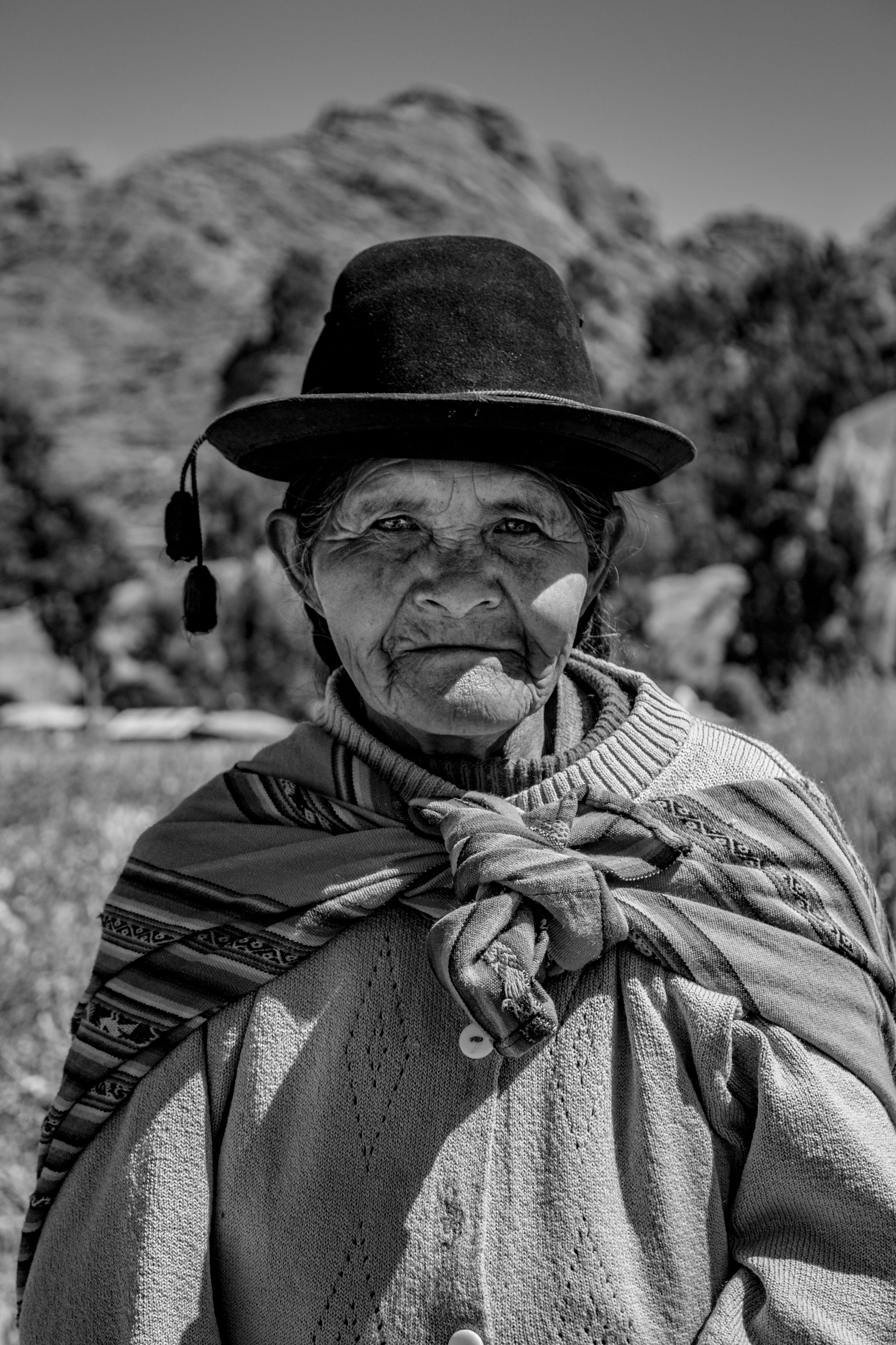 rostro de sabiduria andina el tiempo reflejado en el rostro de esta mujer de la zona rural su mirada profunda y serena es testimonio de una vida marcada por el trabajo la tradicion y