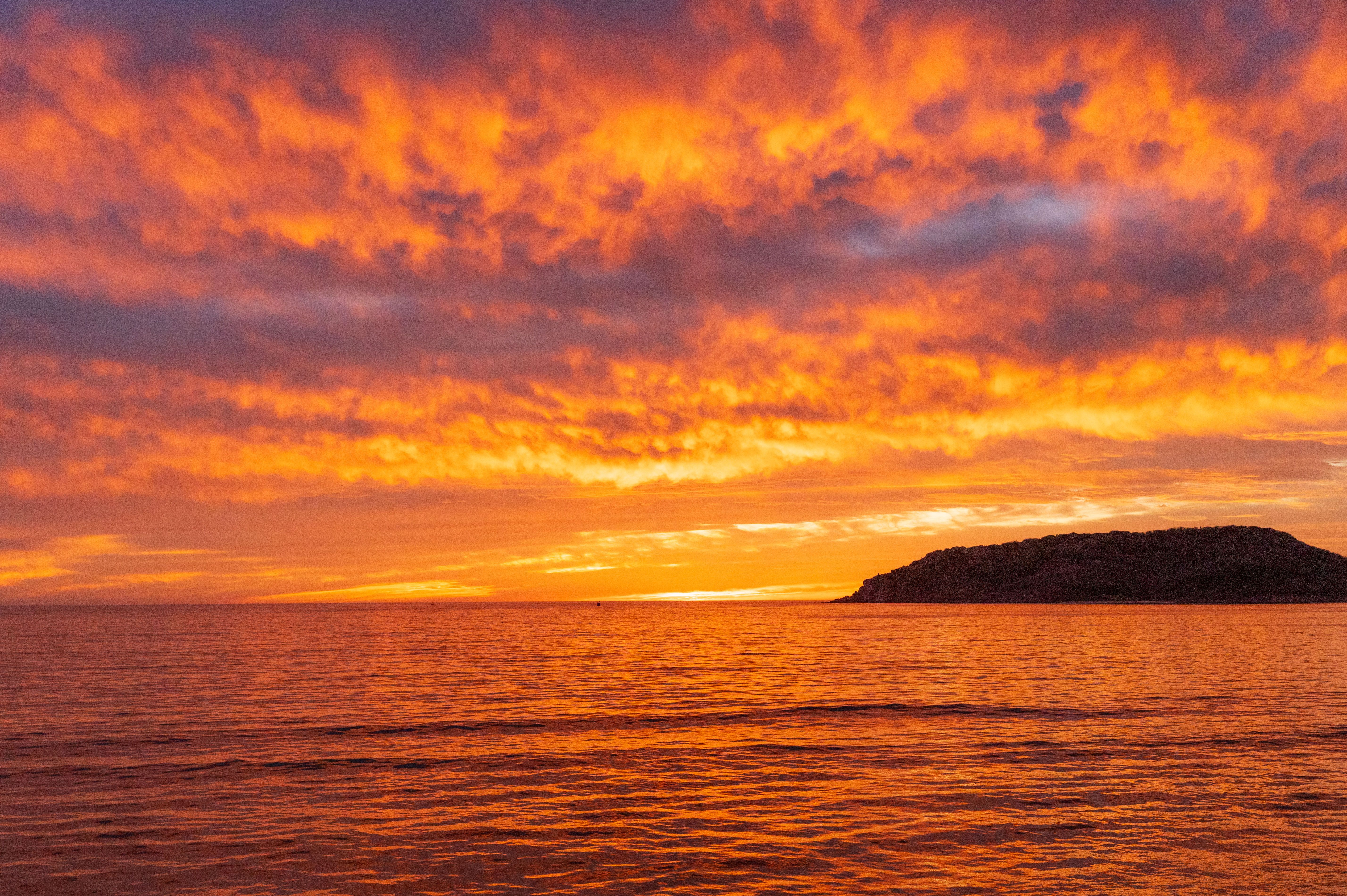 Fotomural Atardecer vibrante sobre el océano en Mazatlán, México, iluminando hermosamente el cielo y el mar.