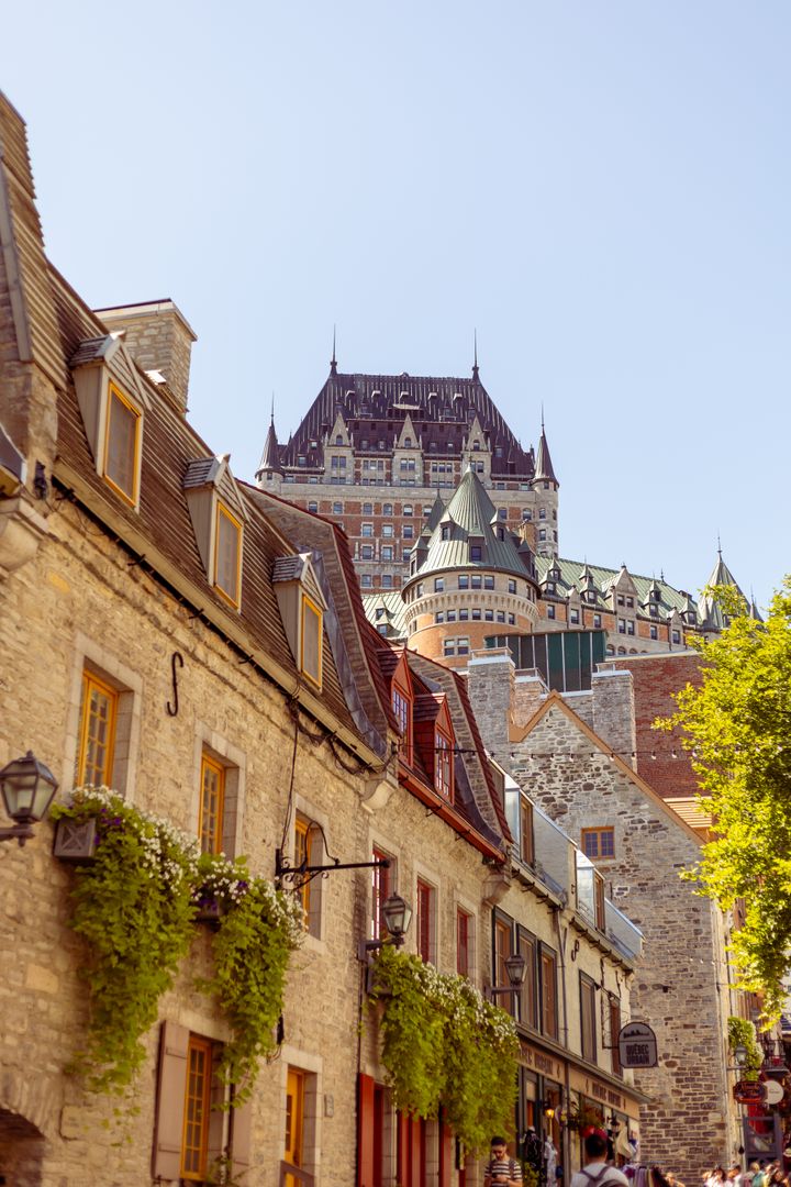 Vue du Château Frontenac et des rues historiques du Vieux-Québec en été — capitale nationale du Québec