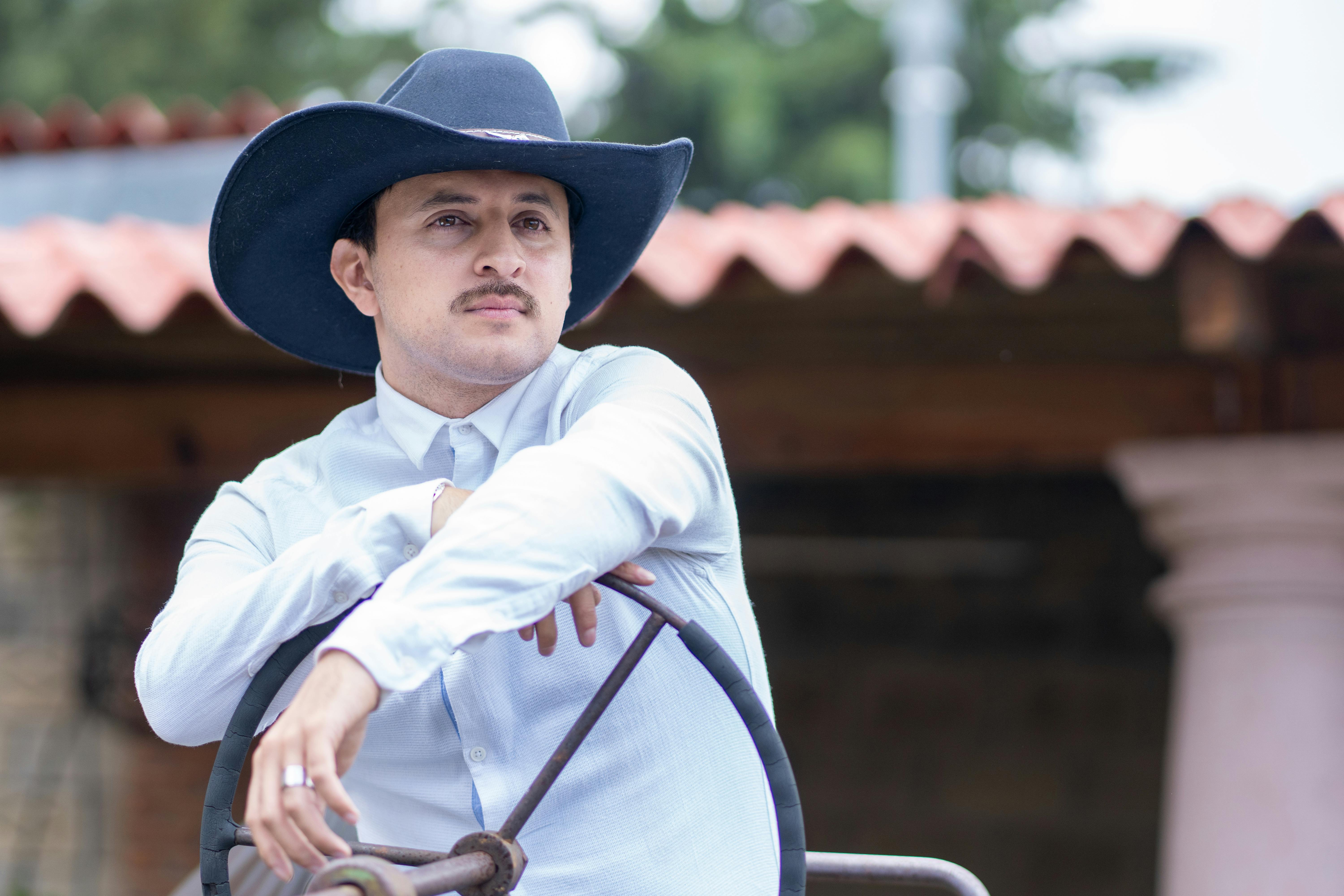 Kovboy Şapkalı Adam