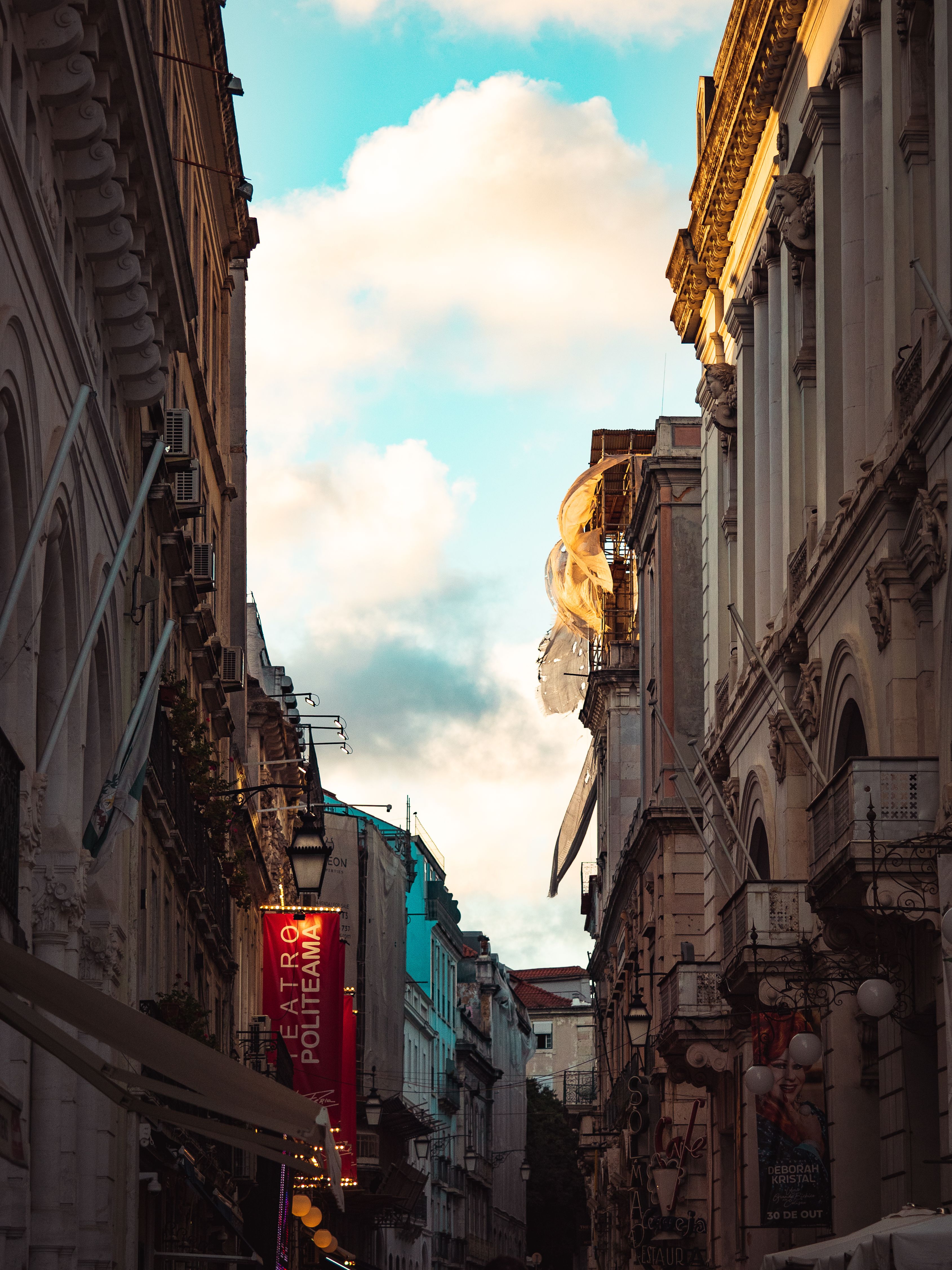 A street with buildings and clouds in the sky · Free Stock Photo
