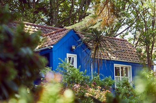 青と茶色の木造住宅の写真