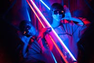 里约热内卢的赛博朋克肖像充满活力，配有霓虹灯和反光纹理