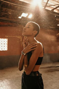 这幅肖像描绘了一位时尚的年轻女性，在阳光明媚的城市环境中，她散发着优雅与自信