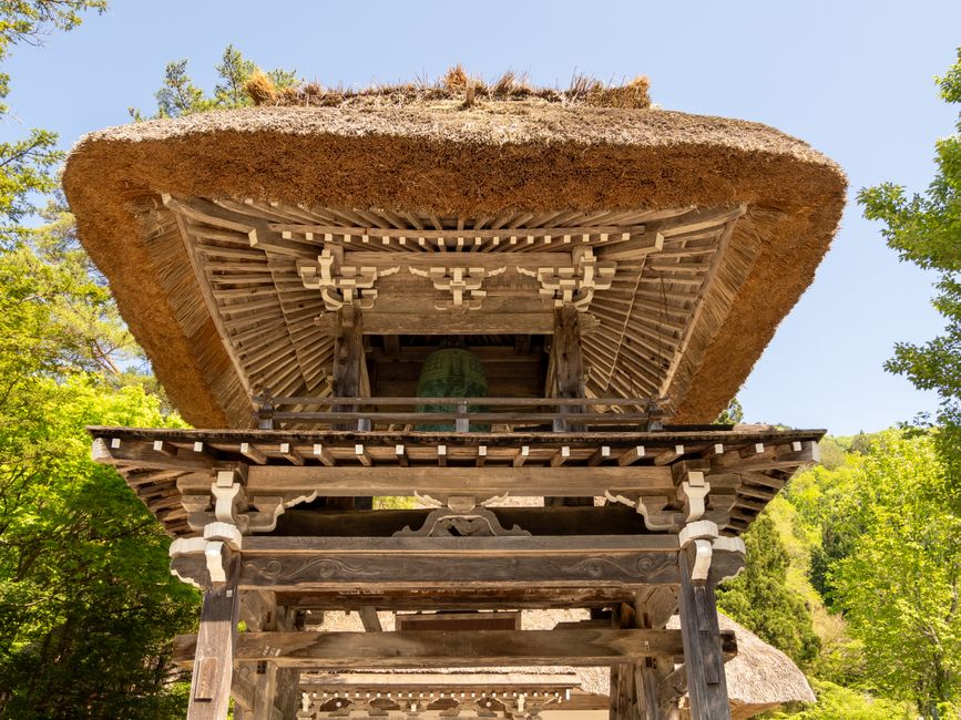 穏やかな村の環境にある茅葺き屋根の合掌造りの建物。
