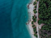 无人机拍摄了令人惊叹的画面：僻静的热带海滩上，碧绿的海水与郁郁葱葱的绿树相映成趣