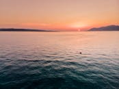 亚得里亚海畔，美丽的日落与山峦共同构成了一幅宁静的海景