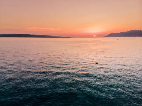 亚得里亚海畔，美丽的日落与山峦共同构成了一幅宁静的海景