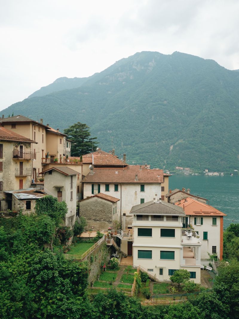 Villaggio sul Lago di Como - compro auto Como