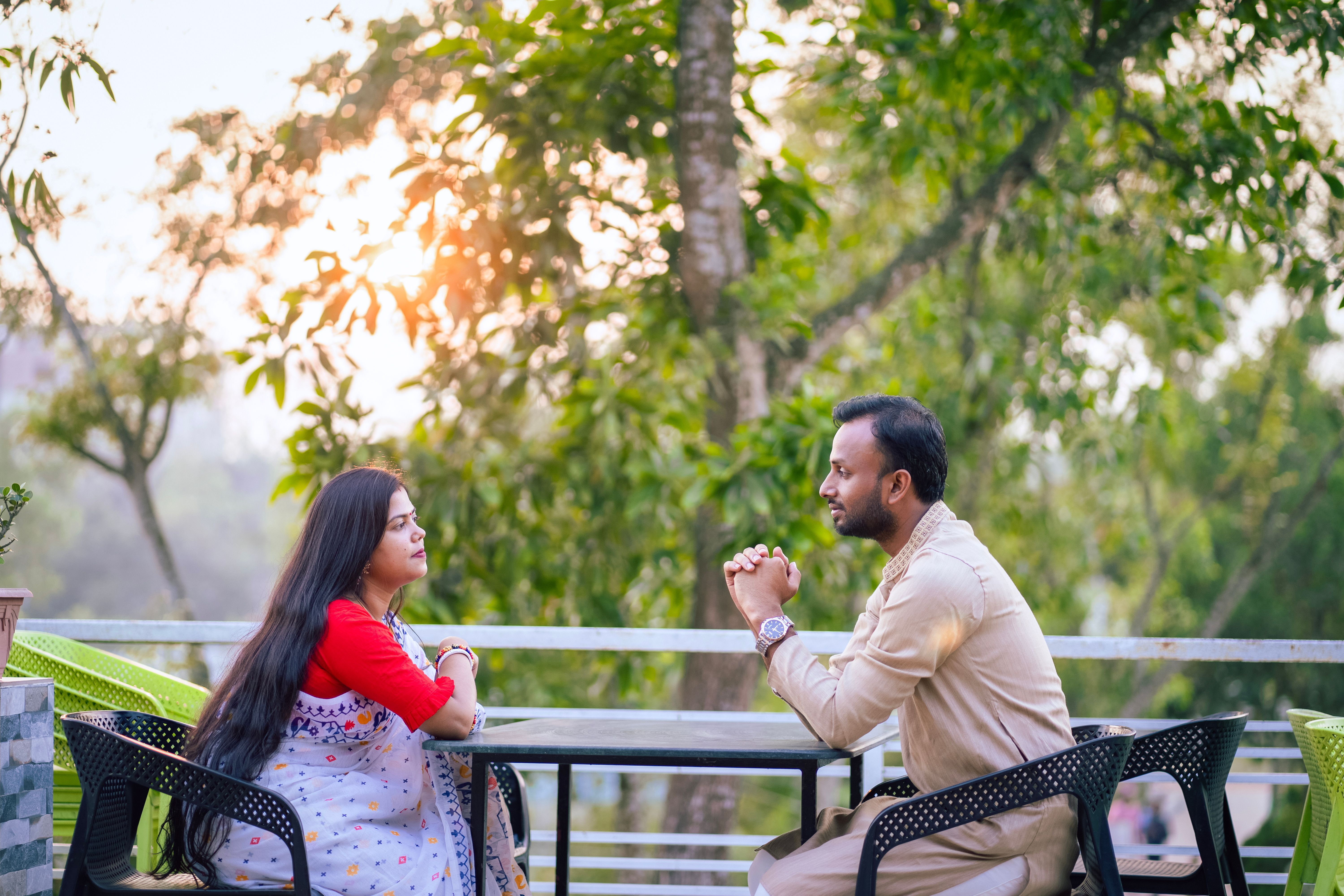 লাইভ ডিলার টেবিলে কার্ড বিতরণ, কাচের স্টুডিও, স্ক্রিনে স্পষ্ট বাজি সীমা এবং নিয়ম দেখা যাচ্ছে