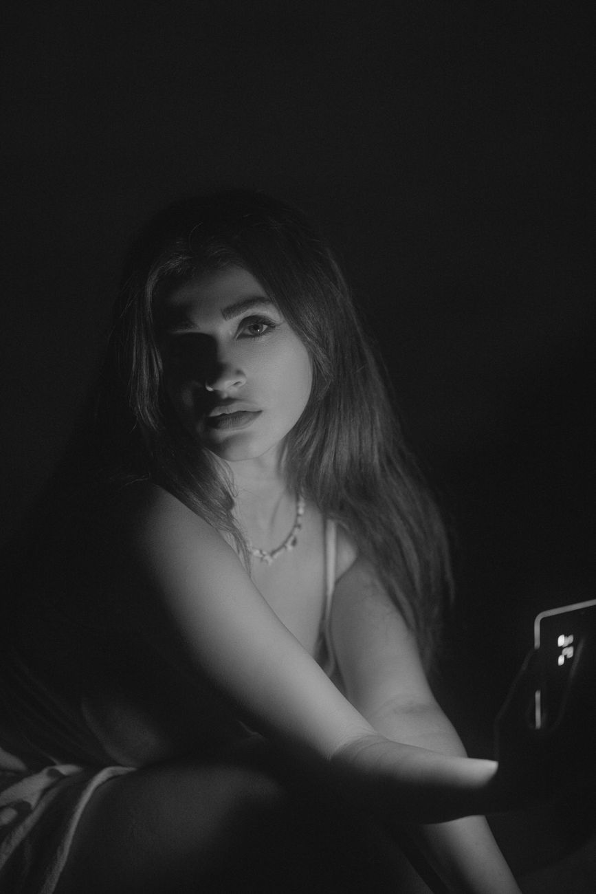 Glamorous black and white portrait of a woman with dramatic lighting.