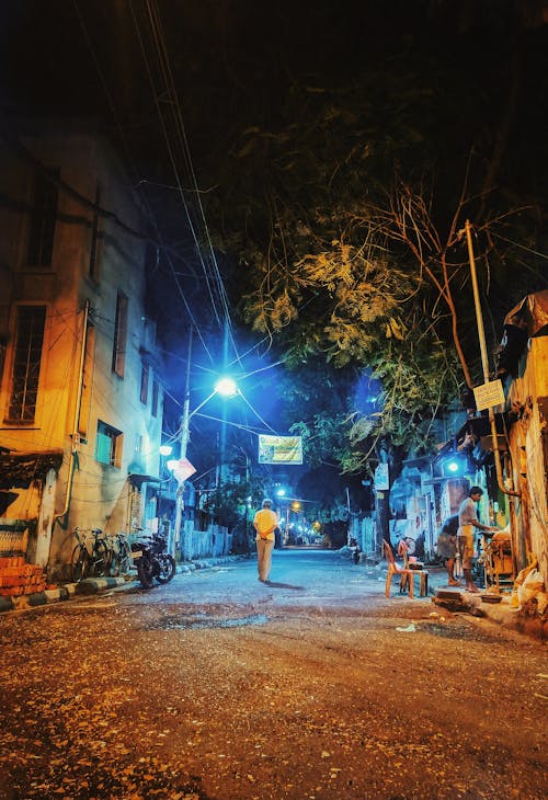 Kostenloses Stock Foto zu alte straße, alter mann, leere straße