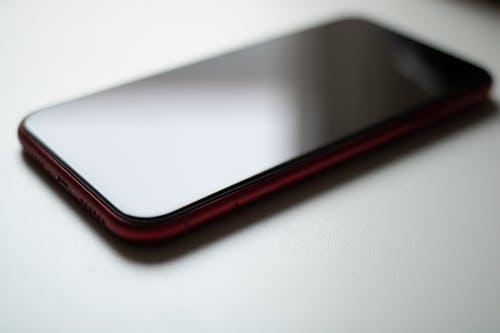 Smartphone Rojo Sobre Superficie Blanca