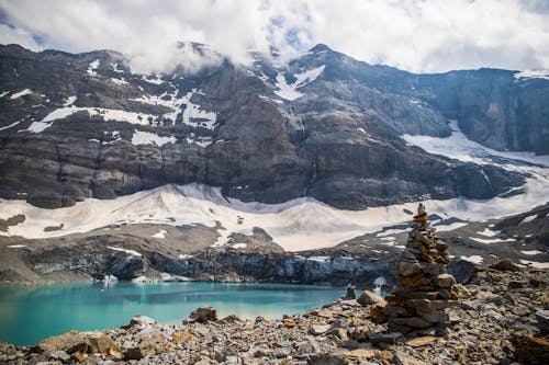 Apilado De Piedras Cerca Del Lago