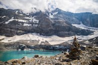 瑞士阿尔卑斯山间湖泊宁静，白雪皑皑的山峰景色令人惊叹