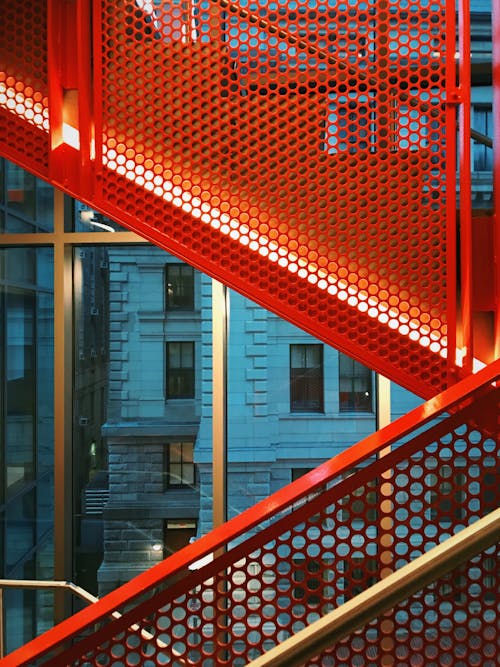 Escaleras De Metal Rojo