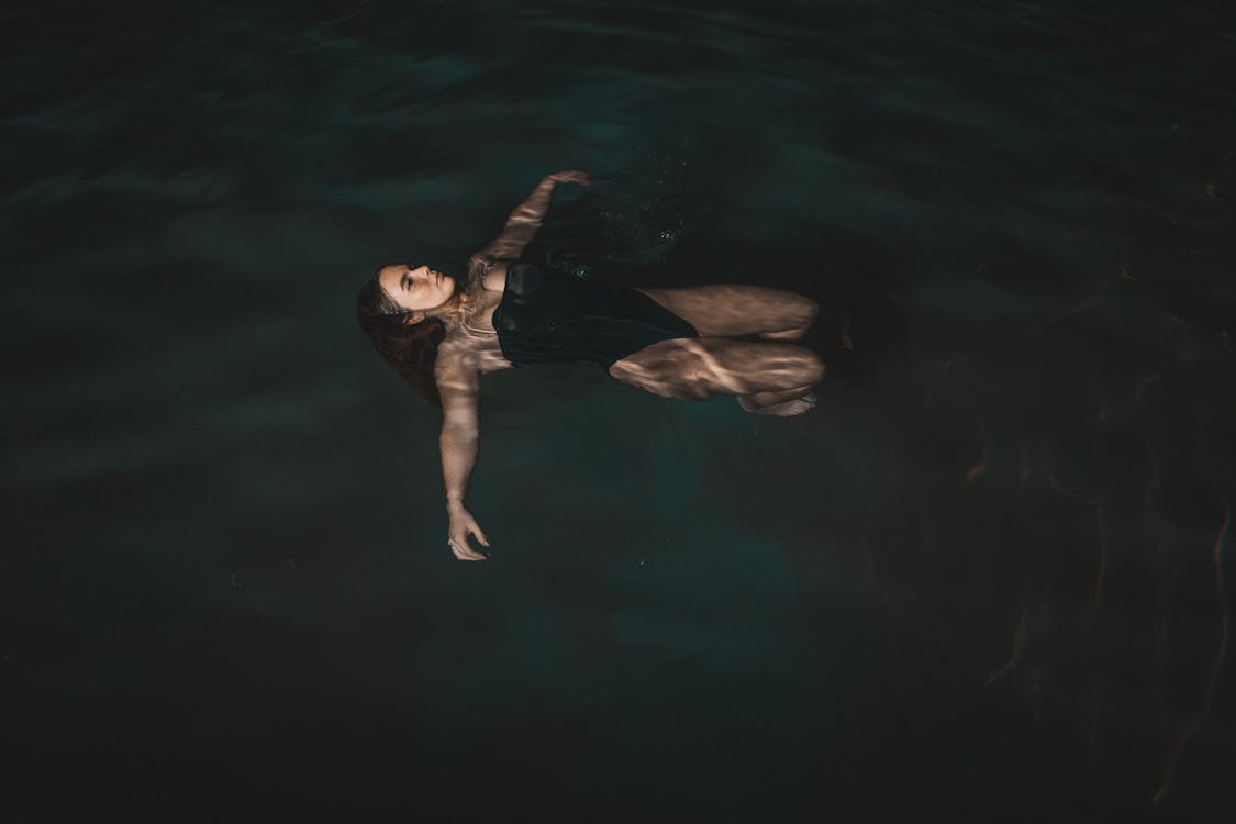 Mujer Flotando Sobre El Agua