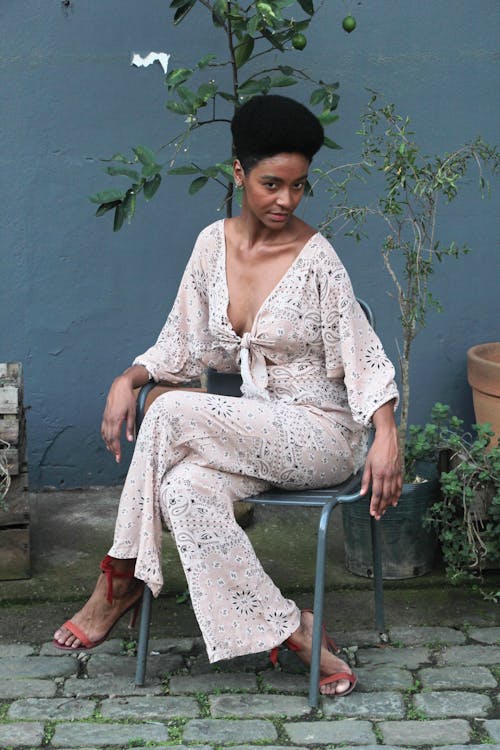 Femme Assise Sur Une Chaise En Face De Plante En Pot