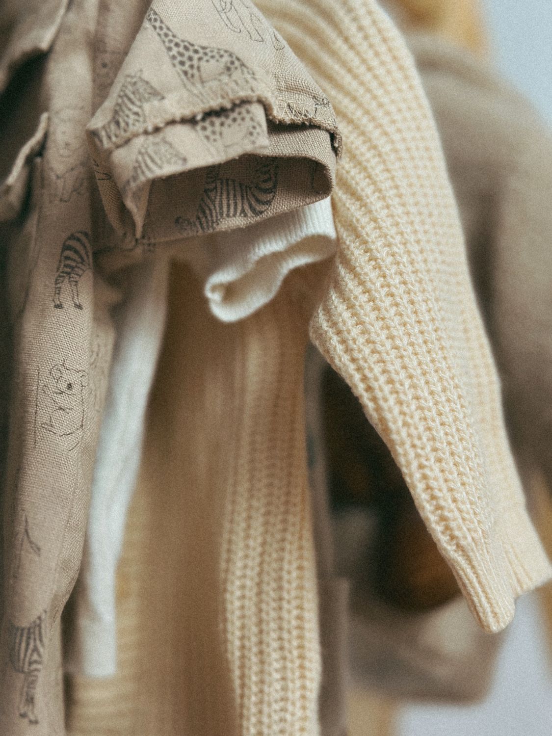 Cómoda Ropa De Punto Beige Y Marrón Para Colgar · Foto de stock gratuita