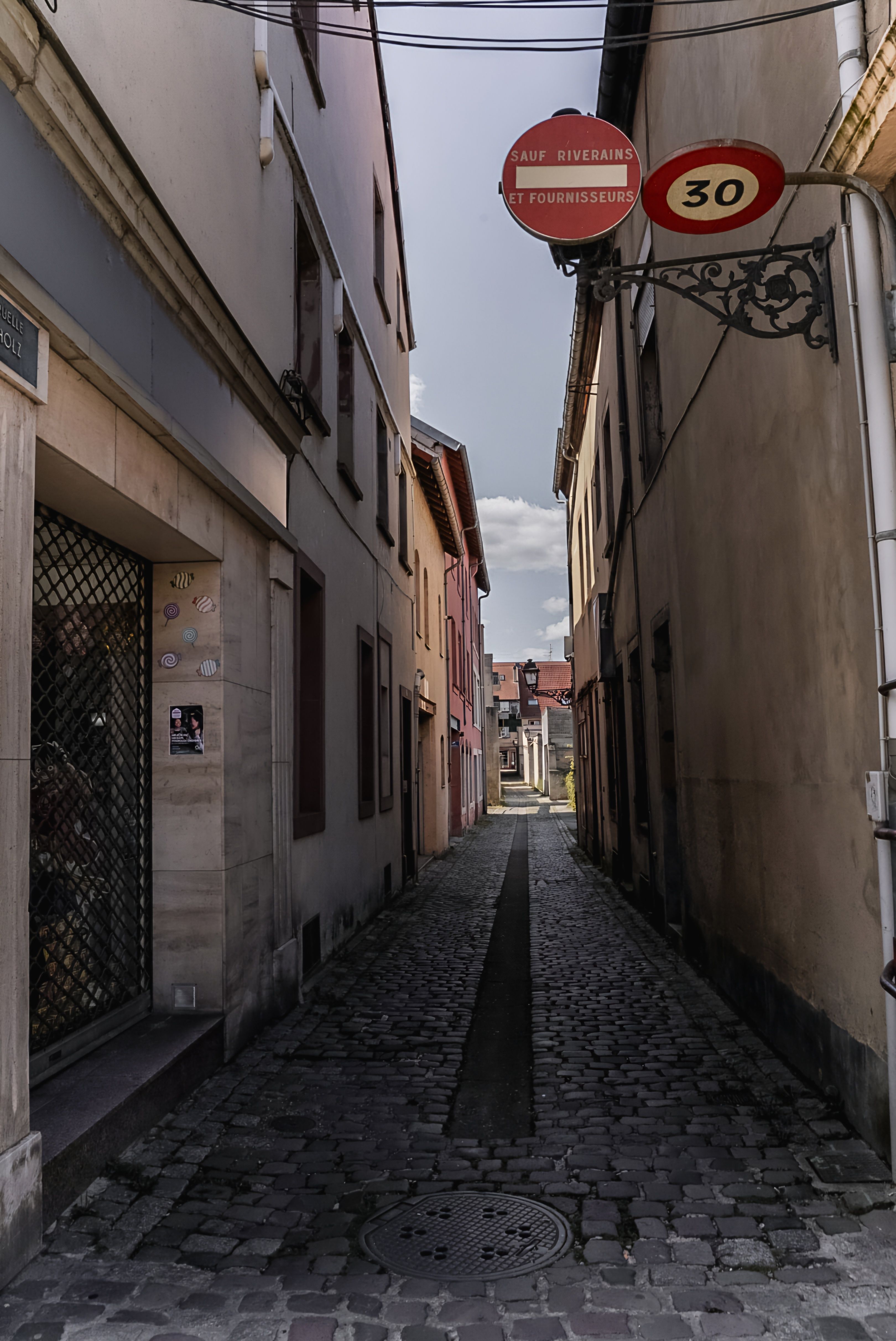 View of a Narrow, Cobblestone Alley in a City · Free Stock Photo