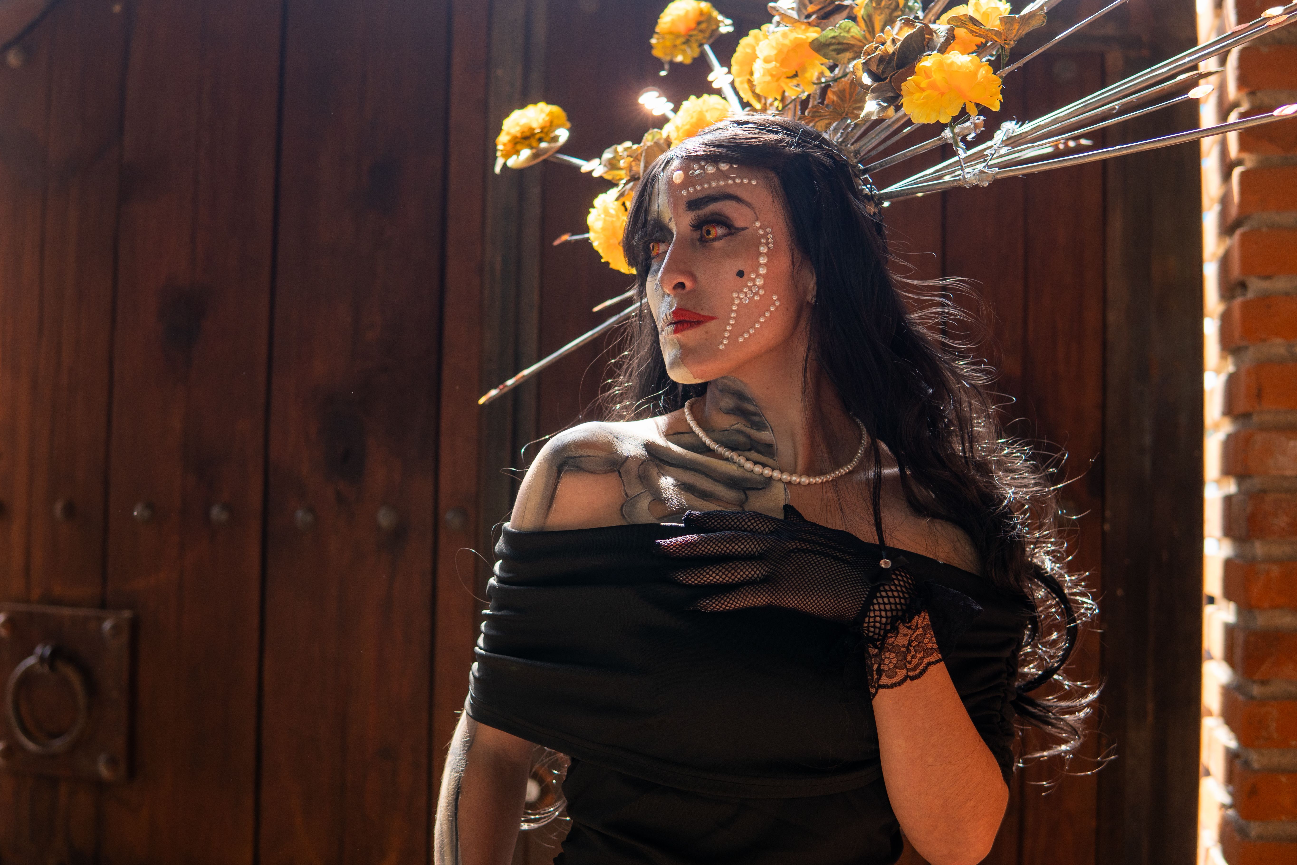 A woman in a black dress with flowers on her head · Free Stock Photo