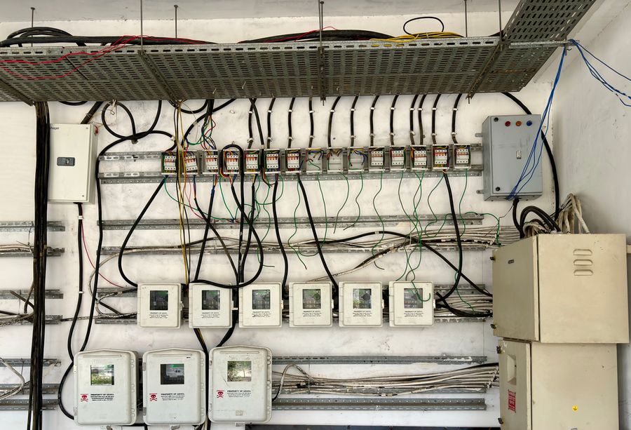 Elektromery a rozvody na stene
