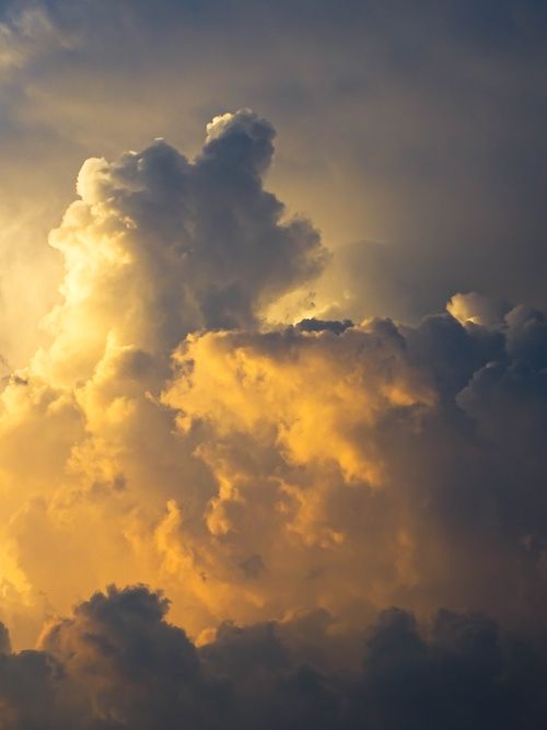 Free Majestic clouds glowing with sunset hues, perfect for weather or nature themes. Stock Photo