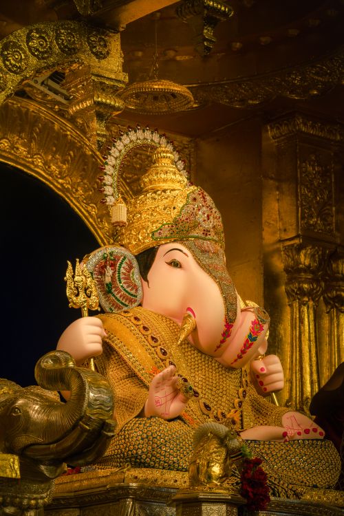 Free Beautifully decorated Ganesh idol adorned in gold, reflecting Indian cultural and religious artistry. Stock Photo