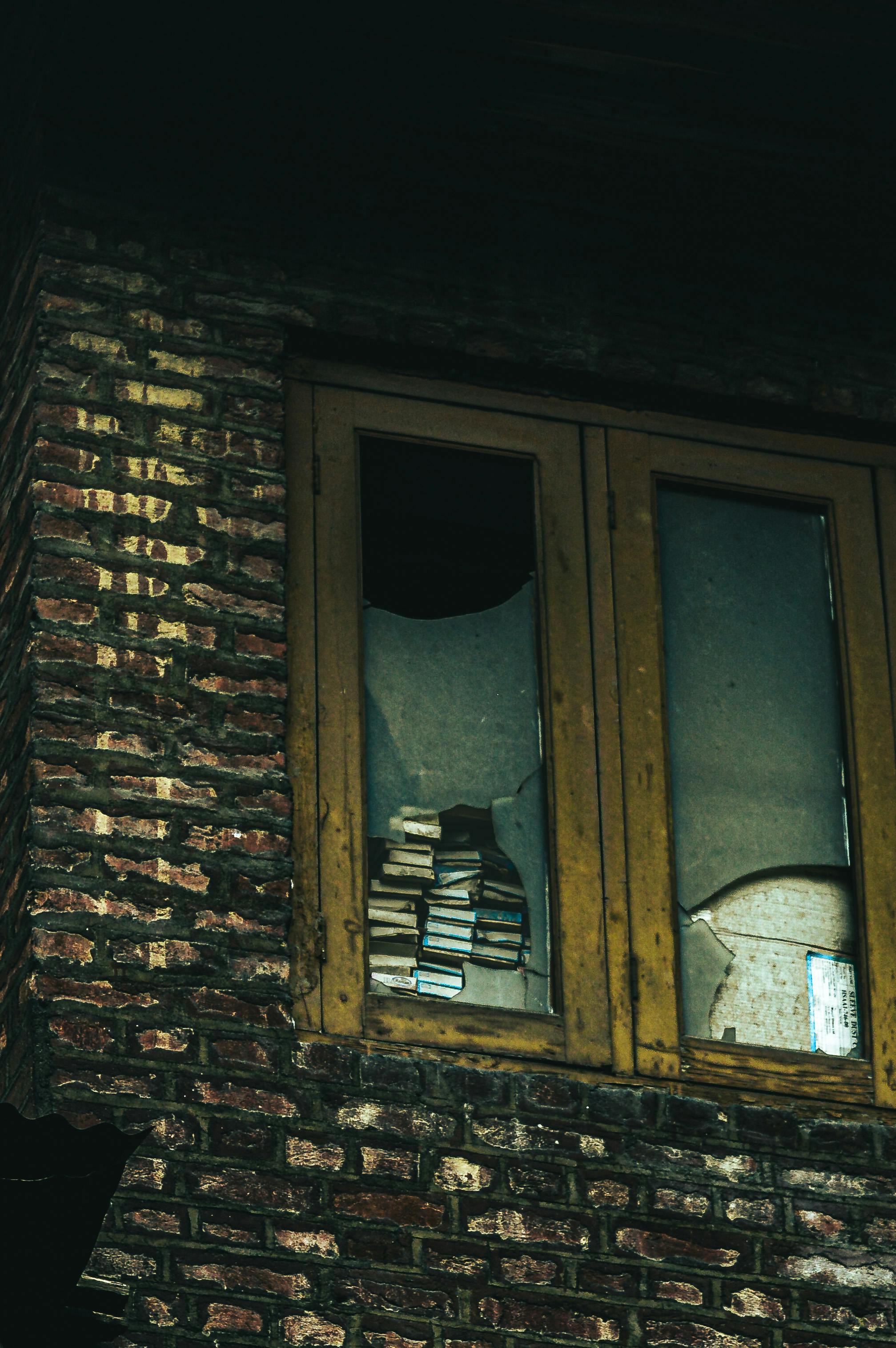 Gratuit Fereastră Rustică Cu Sticlă Spartă și Cărți Fotografie de stoc