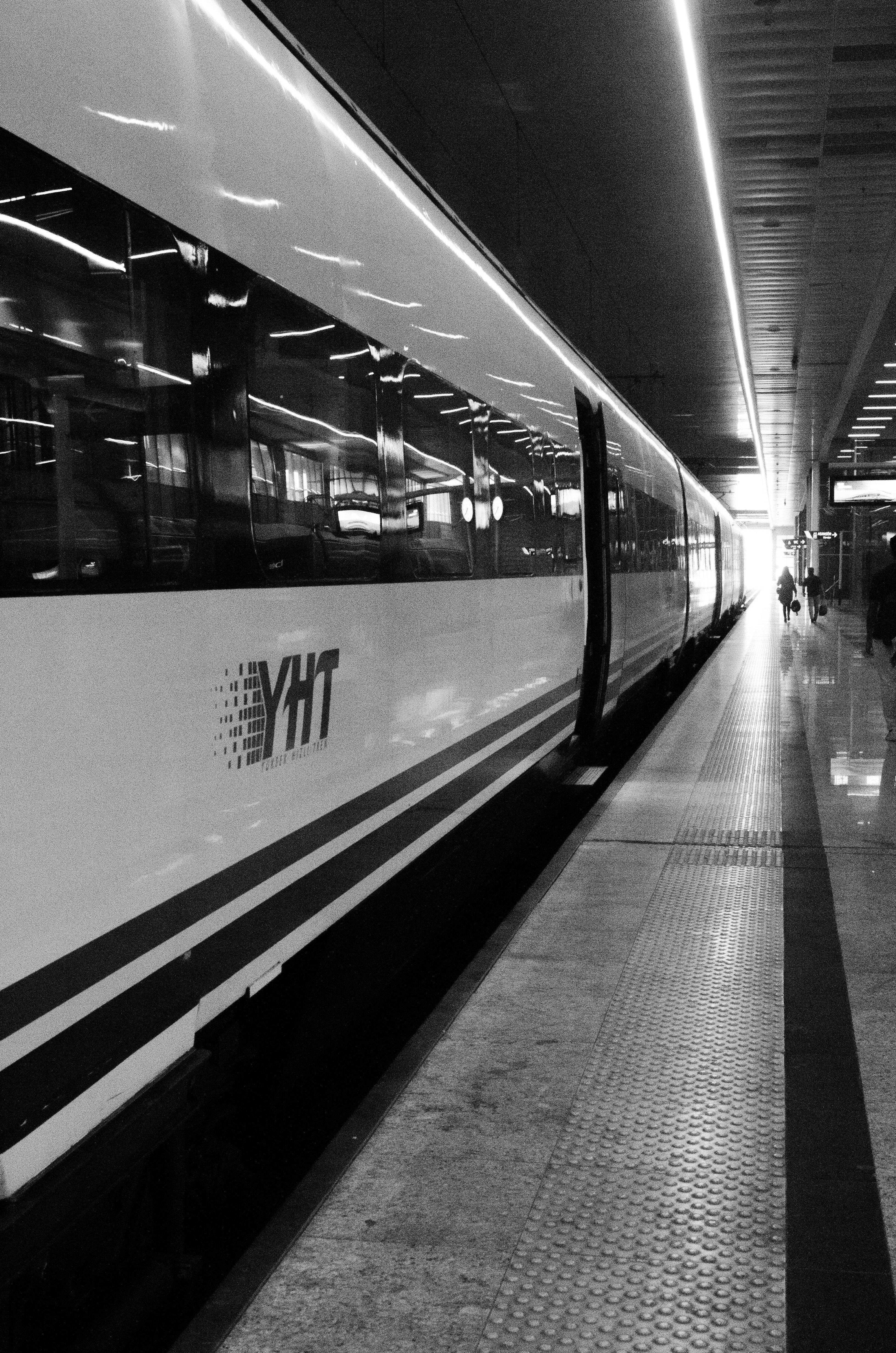 hogesnelheidstrein op spoorlijn in Europa bij zonsondergang