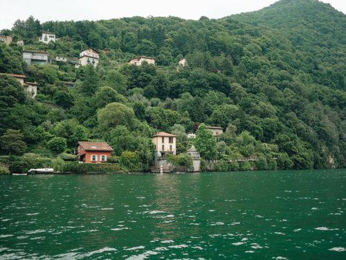 Free Tranquil view of lush green hillsides and serene Lake Como in Lombardy, Italy. Stock Photo