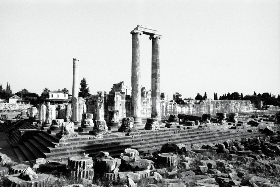 Black and white photograph of the ancient Temple of Apollo ruins in Aydın, Türkiye.