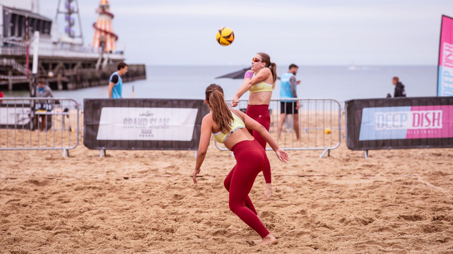 Beach volley en été 2026 : comment se lancer et progresser sur le sable