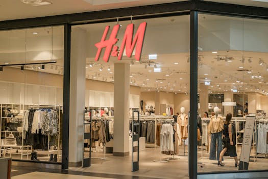 Explore the modern design and fashion collection at this H&M store located in a bustling shopping mall.