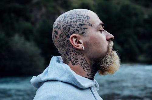 Vista Do Rosto Do Homem Com Tatuagem Na Cabeça
