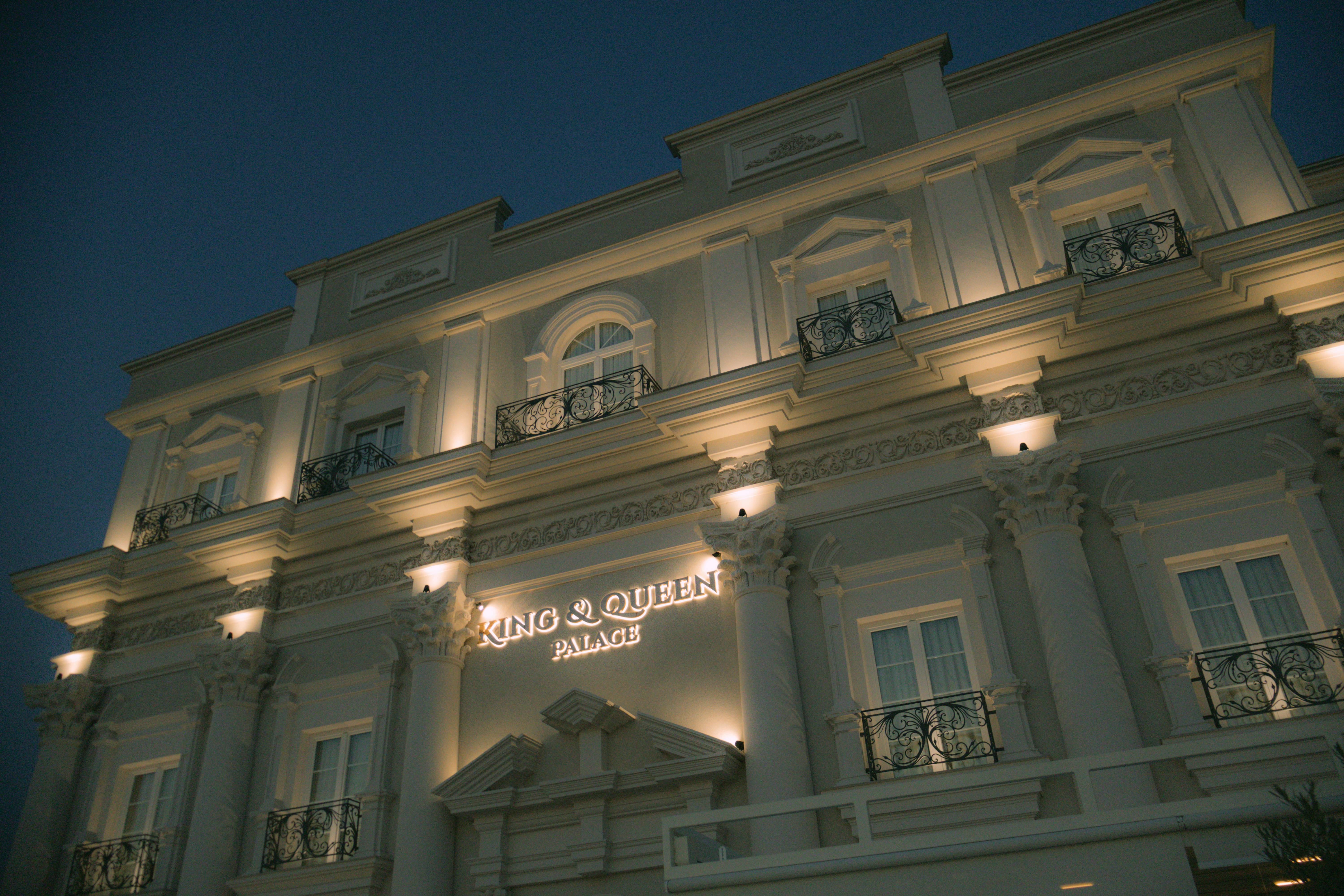 Ücretsiz Kral Ve Kraliçe Sarayı'Nın Zarif Gece Manzarası Stok Fotoğraflar