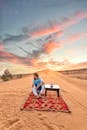 日出时分，摩洛哥沙漠中，一个人在地毯上放松的宁静画面